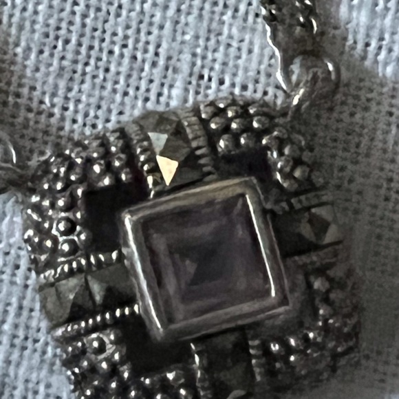 Silver toned women’s costume jewelry - Picture 2 of 5